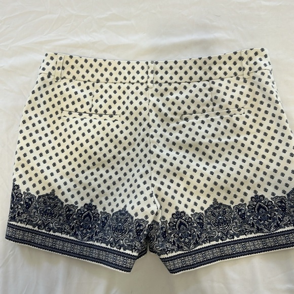 Artisan NY Patterned Women Shorts size 6, blue and white cotton blend casual - Picture 4 of 7